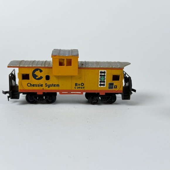 Vintage HO Scale Train Cars Mixed Set With Cabooses Broken Roof Detail - Picture 3 of 11